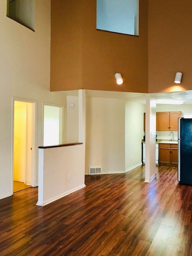 Building Photo - Cute 2-Bedroom Townhouse