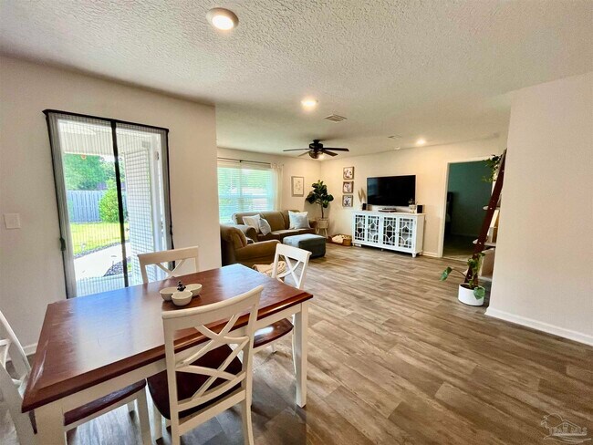 Foto del edificio - 5789 Guinevere Ln