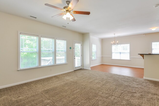 Foto del edificio - 180 Willowbrook Cir