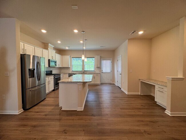 Building Photo - 3BR 2.5BA Townhome