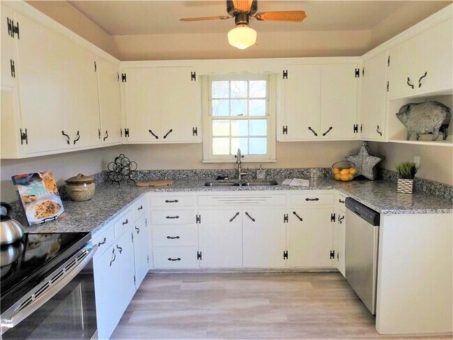 Building Photo - 3 BED 1 BATH 1 CAR GARAGE- WEST HIGHLAND G...
