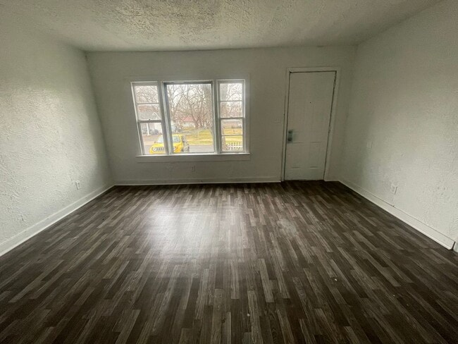 Building Photo - 3 bedroom 1 bath available now!
