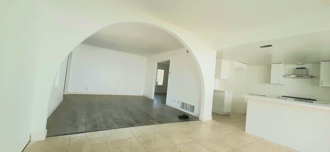 Building Photo - 259 Larcom St