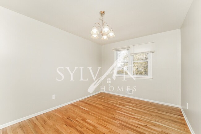 Foto del edificio - The living is easy in this 3 bedroom, 1 ba...