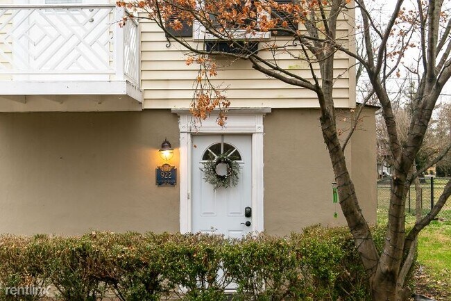 Building Photo - 3 br, 1 bath House - 922 Blankenbaker Ln