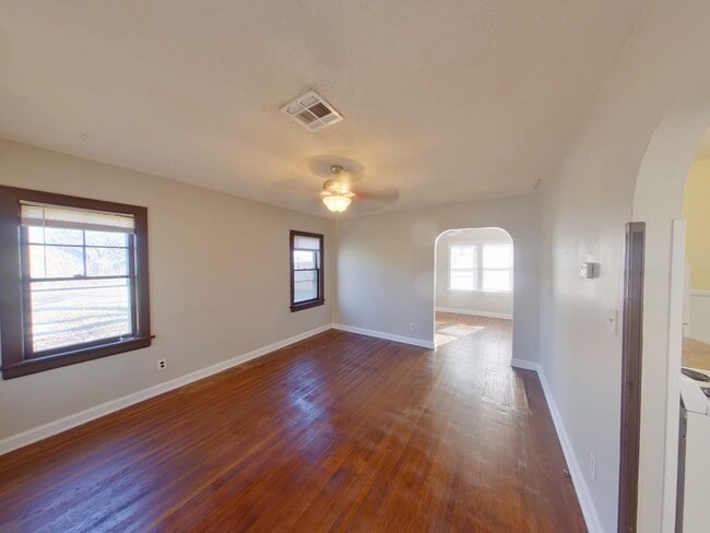 Building Photo - 352 N Fern St