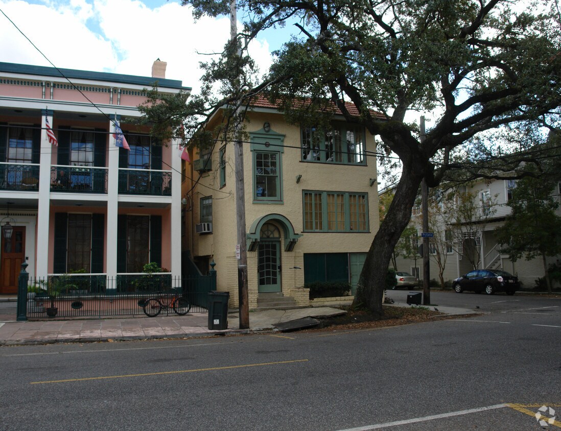 Building Photo - 1730 Prytania St