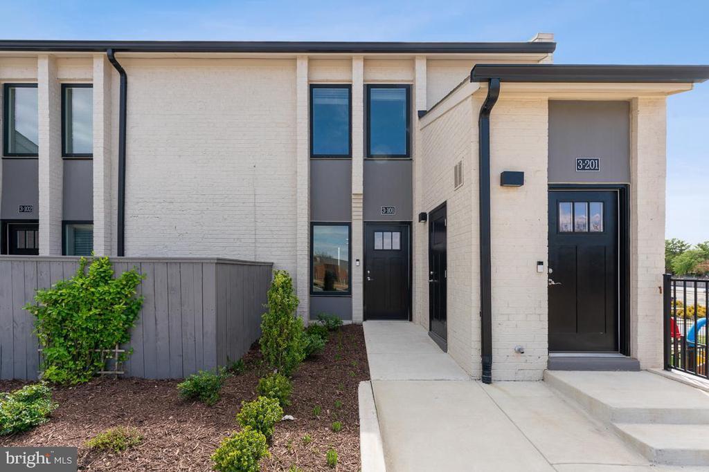 Foto principal - 19520 Village Walk Dr