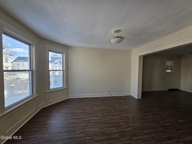 Building Photo - 918 Delamont Ave