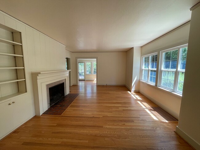 Building Photo - 4 bed/2 bath premier near UO Campus home w...