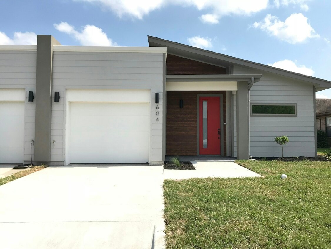 Primary Photo - 604 Camelot Dr