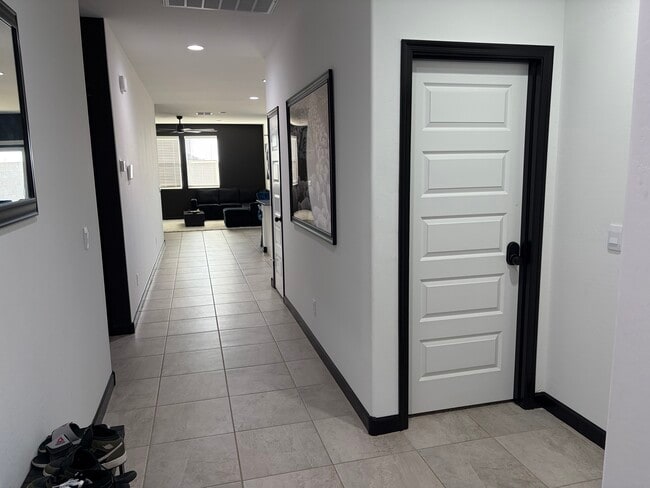 Building Photo - 8439 W Mantle Wy