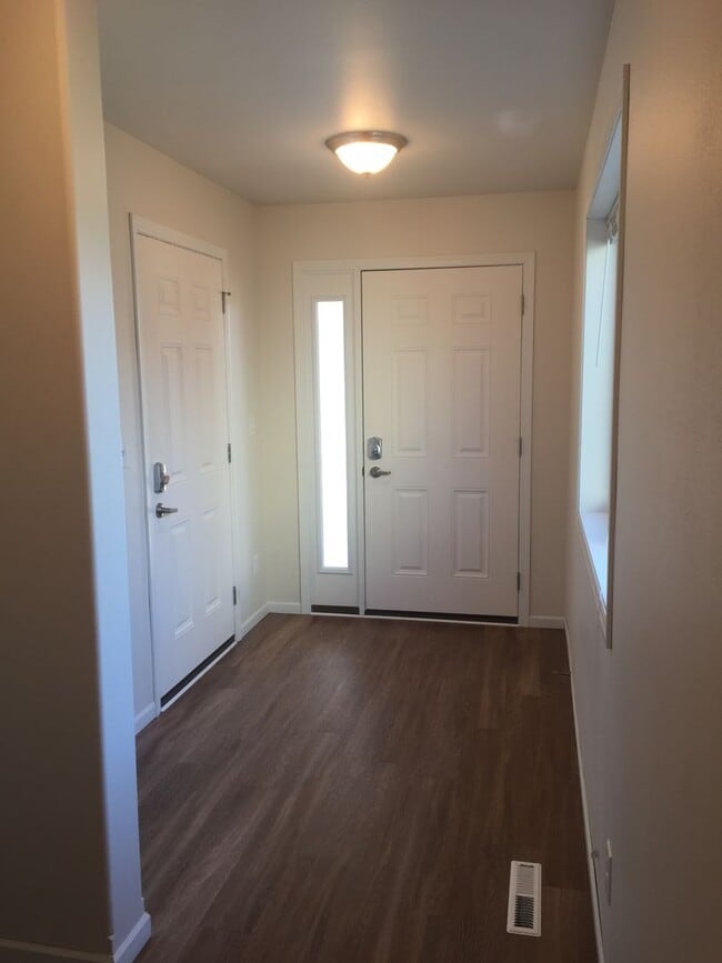 Building Photo - 3 Bed 3 Bath Twin Home