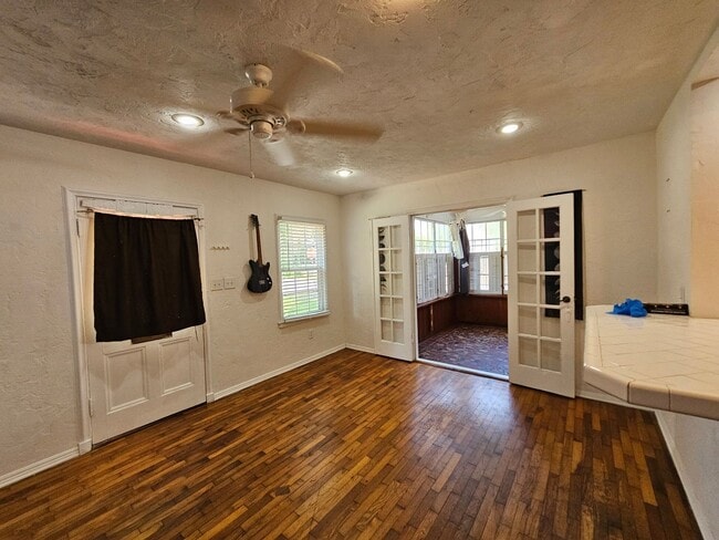 Building Photo - 1822 NW 6th Ave