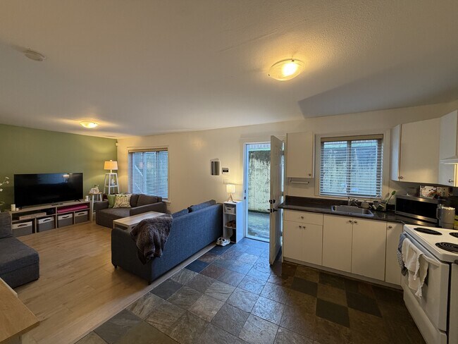 Photo du bâtiment - 8435-8171 171 St