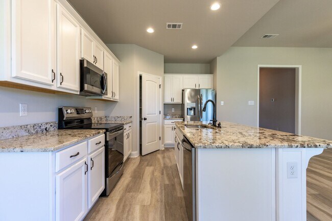 Building Photo - 3 Bedrooms / 2 Bathrooms in Silverhill! Mid-August