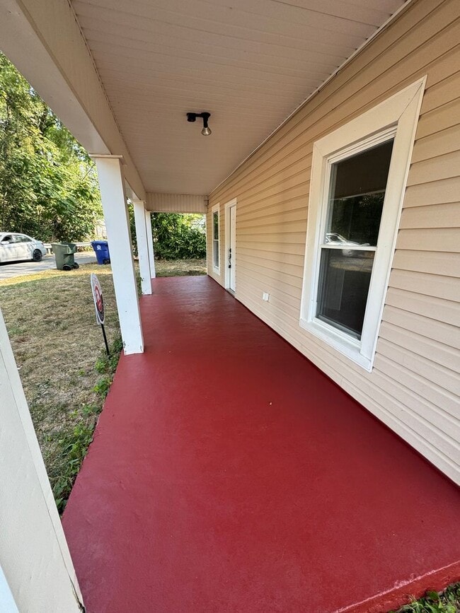 Building Photo - Charming 2 BR 2 BA in St Elmo