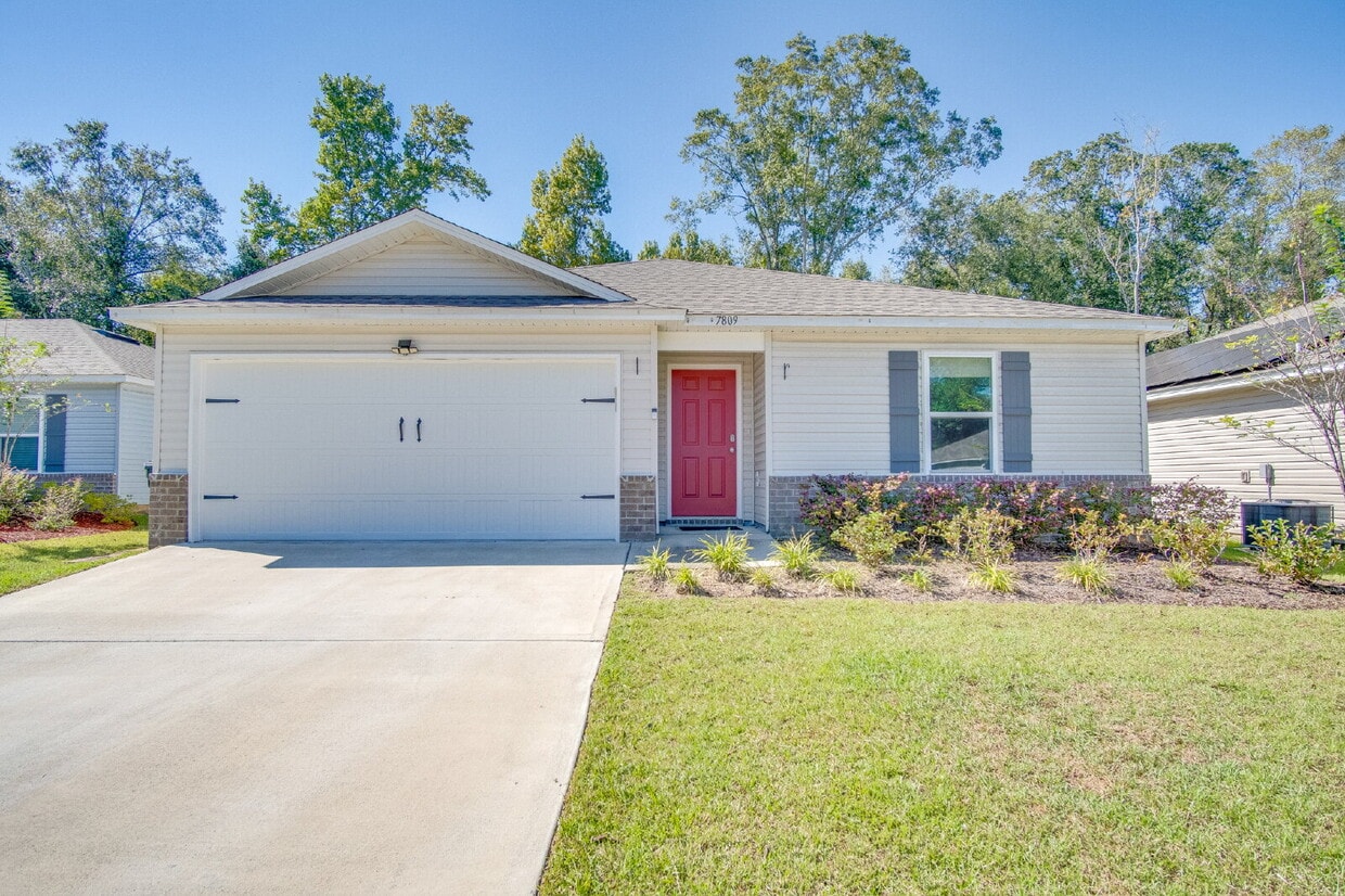 Foto principal - 3-Bed, 2-Bath Modern Home in Prime Locatio...