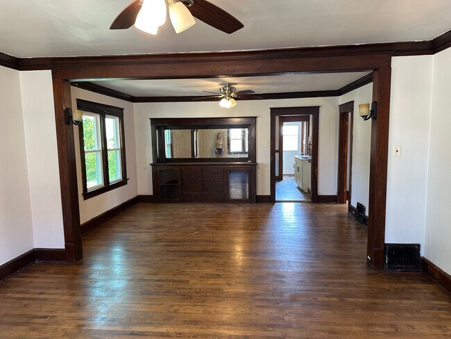 Comedor y sala de estar con muebles empotrados - 511 Niagara Ave