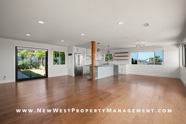 Foto del edificio - Exquisite Pacific Beach 4 bedroom located on a quiet cul-de-sac in the coveted Floral Terrace com...