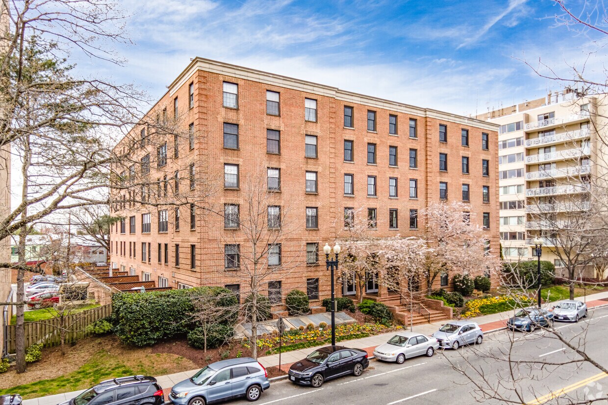 Primary Photo - 2828 Wisconsin Ave NW