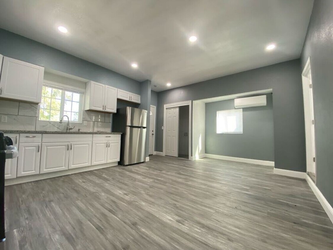 Foto principal - 923-925 S Center St
