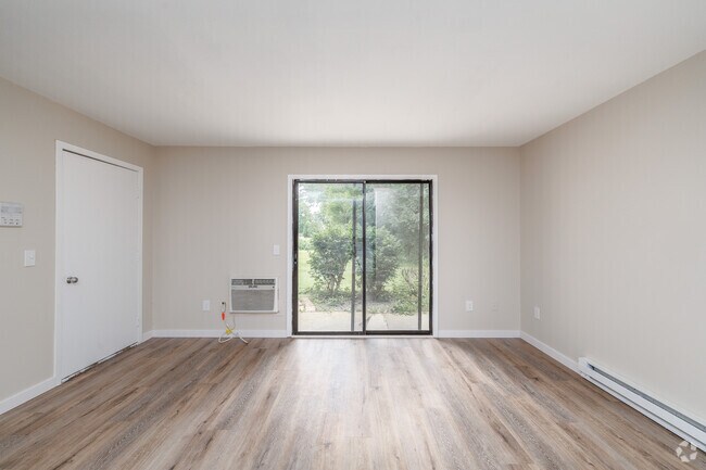 2 habitaciones, 1 baño - 1050 pies cuadrados - Sala de estar - Hartford Mills Apartments