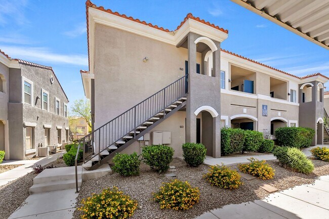 Building Photo - Spacious single-level, first-floor unit featuring 3 bedrooms and 2 bathrooms.