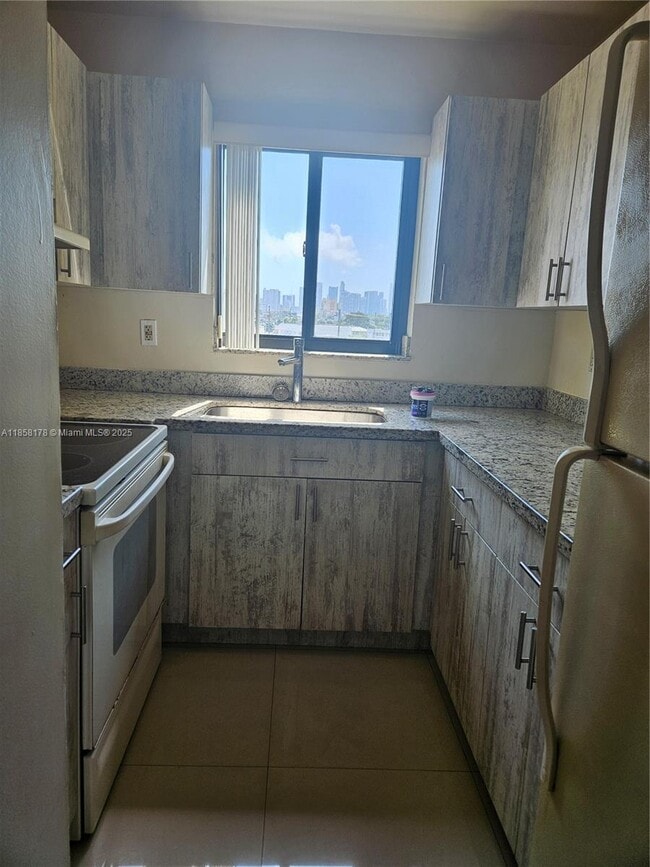 Foto del edificio - 2046 W Flagler St