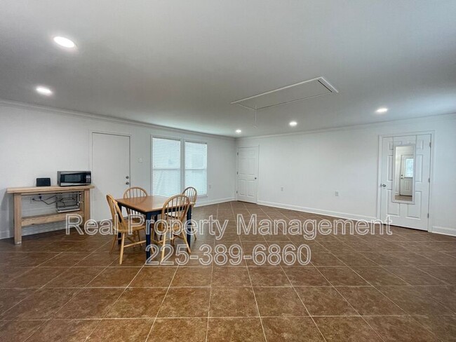 Building Photo - 9536 Bermuda Ave