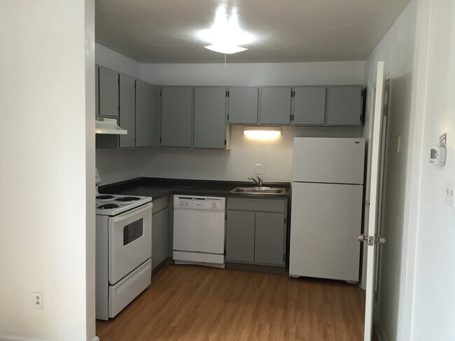 Kitchen - 5920 W Hastings Arch
