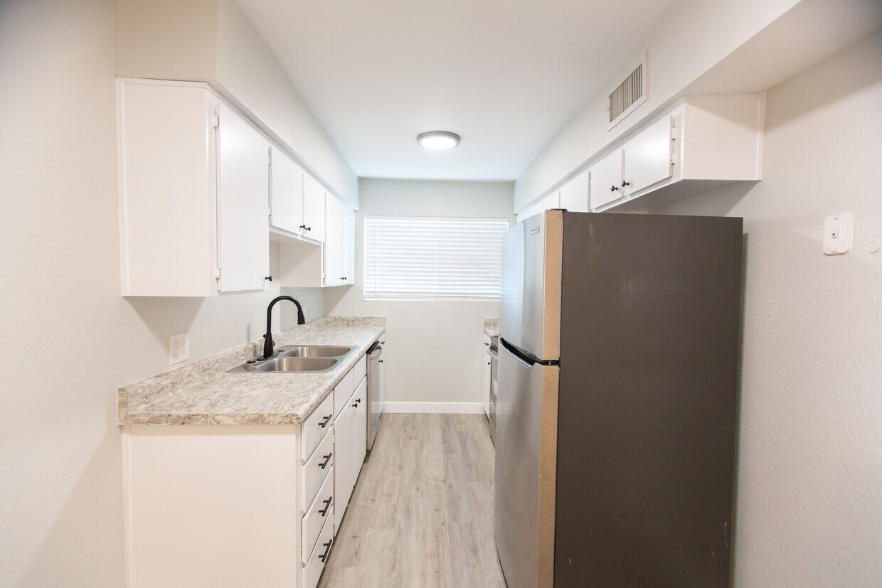 Primary Photo - 422 W 6th St