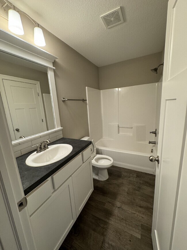 Foto del edificio - Charming 2 Bed, 1 Bath W/ Basement Rental
