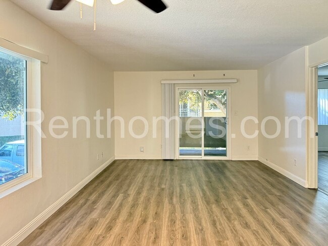 Foto del edificio - 7425 Charmant Dr