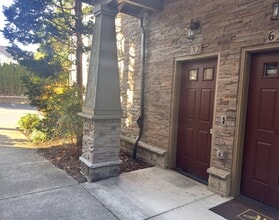 Building Photo - 632 NE Roydon Ln