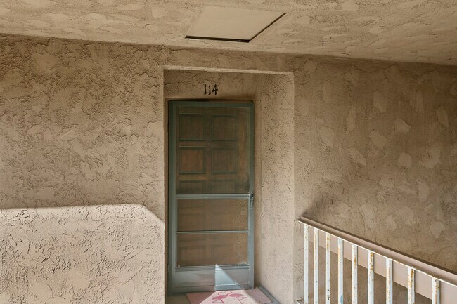 Foto del edificio - 6600 Warner Ave
