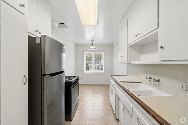 1BR, 1BA - 850SF - Kitchen - 4421 Laurel Canyon Blvd