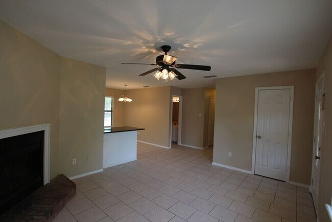 Building Photo - Cute 3 bedroom 2 bath duplex in Flint!