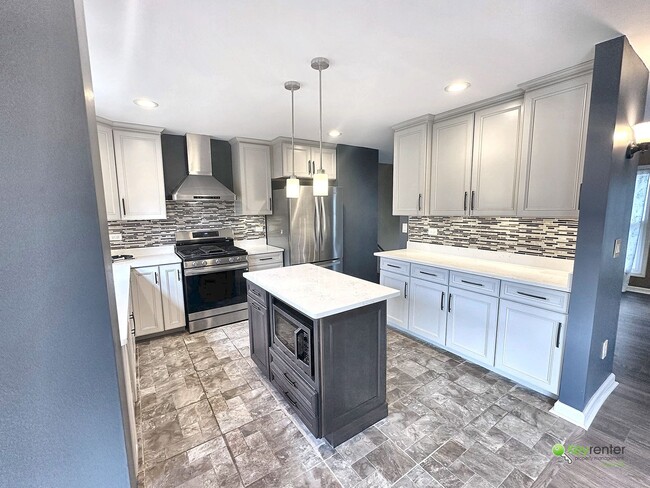 Building Photo - 371 Larchmont Ct