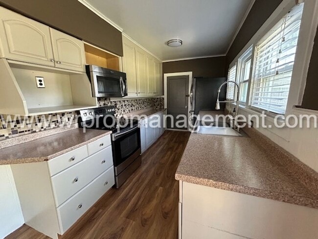 Building Photo - 4 bed 1 bath home in Temperance!