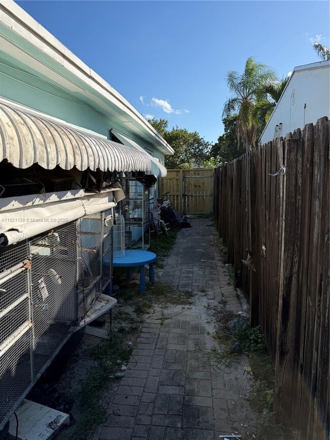 Building Photo - 1927 Arthur St