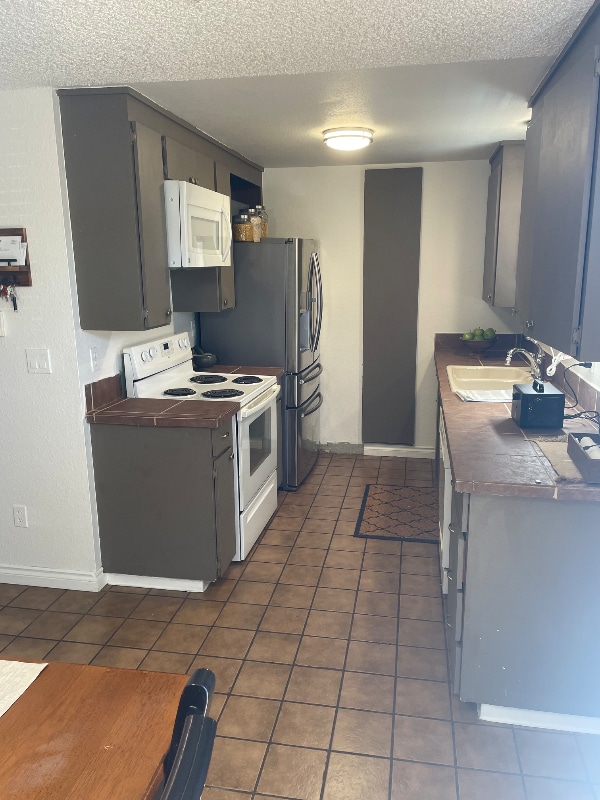 Building Photo - 6115 S Thompson Ave