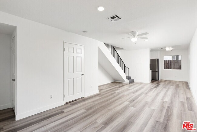 Foto del edificio - 6616 Sylmar Ave