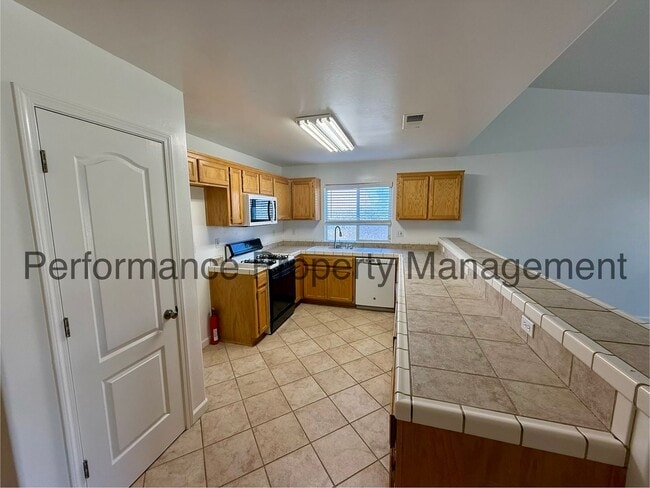 Foto del edificio - Stunning 5 Bed/2 Bath NW Bakersfield Home