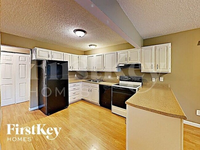 Building Photo - 733 Millwood Dr