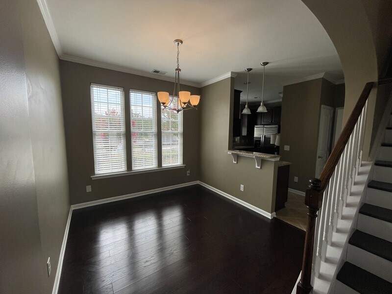 Foto del edificio - Beautiful END-UNIT 3BR 2.5BA Townhouse in ...