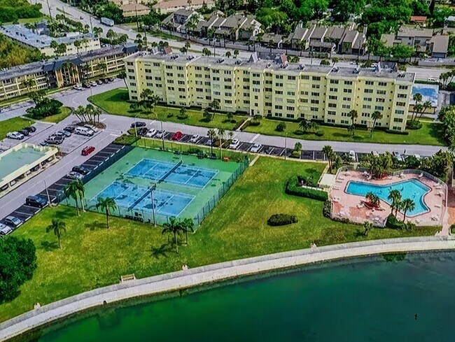 Building Photo - 4700 Cove Cir