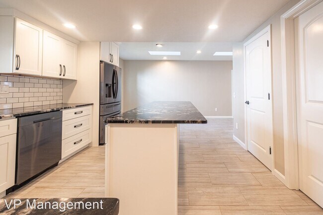 Building Photo - 5 br, 3 bath House - 551 Longmeadow St
