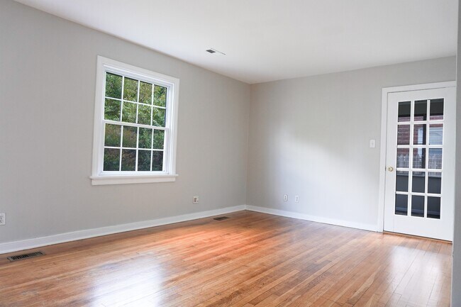Foto del edificio - 6704 Hermitage Rd