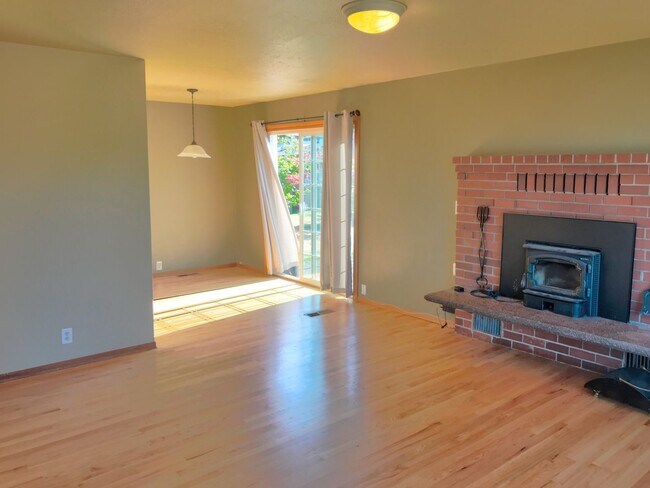 Foto del edificio - Russell Ranch with Hardwoods, Garage, A/C,...